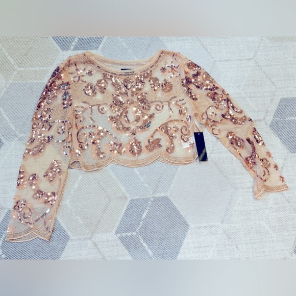 Tops - Verte cropped lace and sequins top